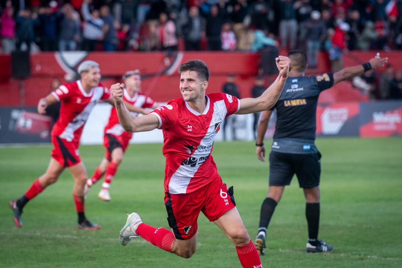 Sobre la hora, Imanol González convirtió el gol de triunfo de Maipú, con el que se impuso a Club Mitre de Santiago del Estero, por 2 a 1, por la fecha 19 de la zona B de Primera Nacional. 

Foto: Ignacio Blanco / Los Andes