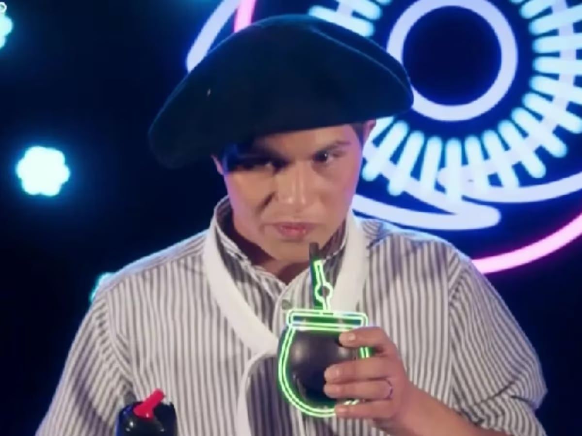 El jovencito nació en Corrientes y vive en un gran campo a cercanías de Olavarría.