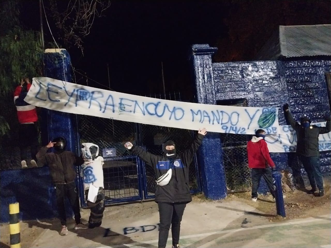 La bandera que colgaron los hinchas de Godoy Cruz