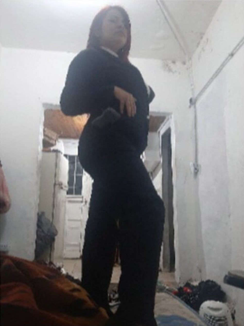 Foto de Brenda Uliarte con el arma utilizada en el atentado contra Cristina Kirchner.