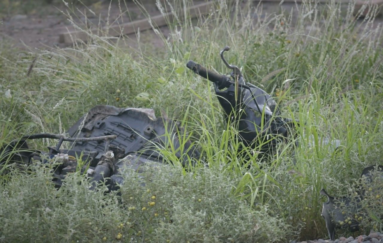 Así quedó la moto arrastrada por el vehículo mayor -