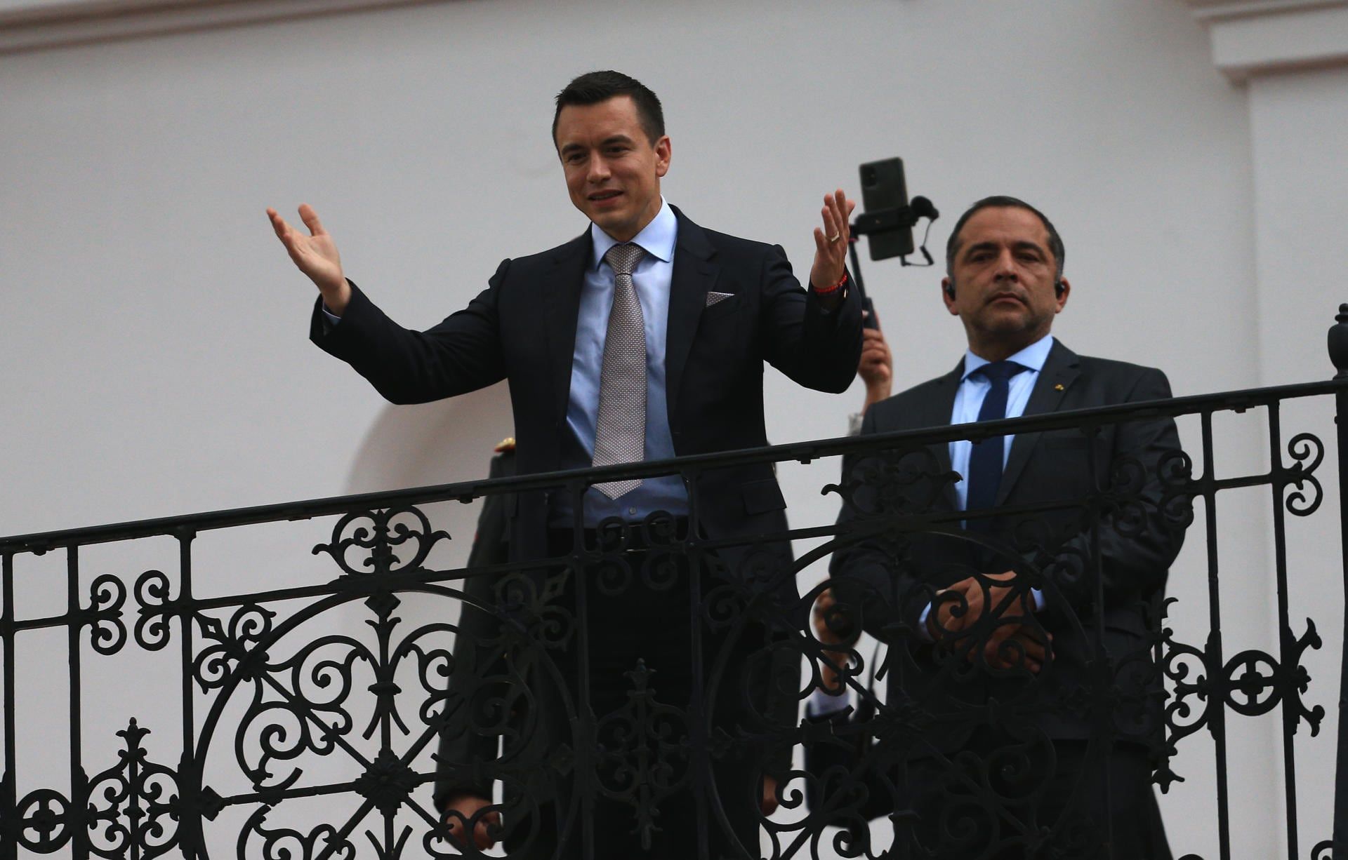 AME9097.QUITO (ECUADOR), 23/11/2023.- Agentes escoltan el vehículo donde se traslada el presidente de Ecuador, Daniel Noboa, tras la ceremonia de investidura hoy, en Quito (Ecuador). EFE/ Julio Estrella
