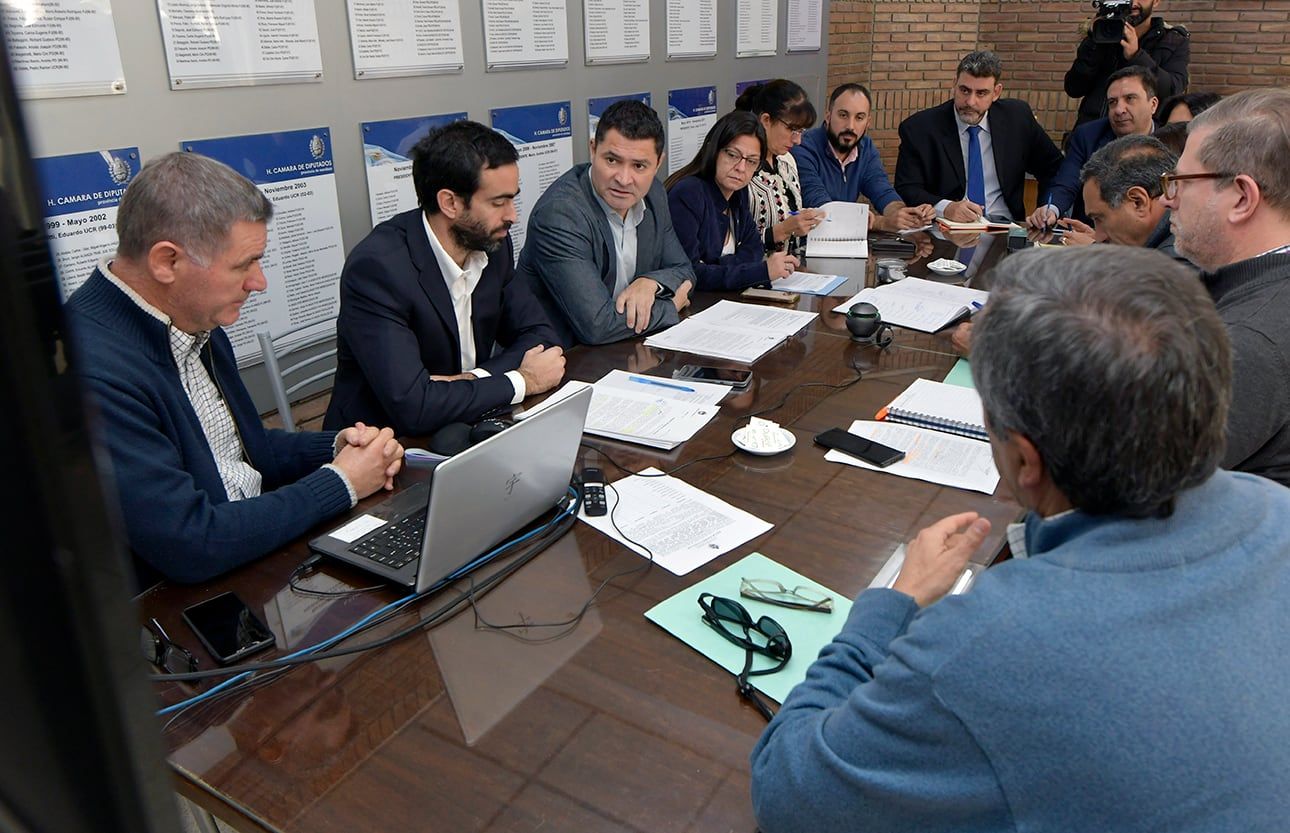 Ministro de Hacienda y Finanzas Víctor Fayad, presenta  a la comisión de Hacienda del Senado  el proyecto  de modificación de la Ley  de Responsabilidad Fiscal. Al lado de Fayad, el diputado Jorge López.

Foto: Orlando Pelichotti
