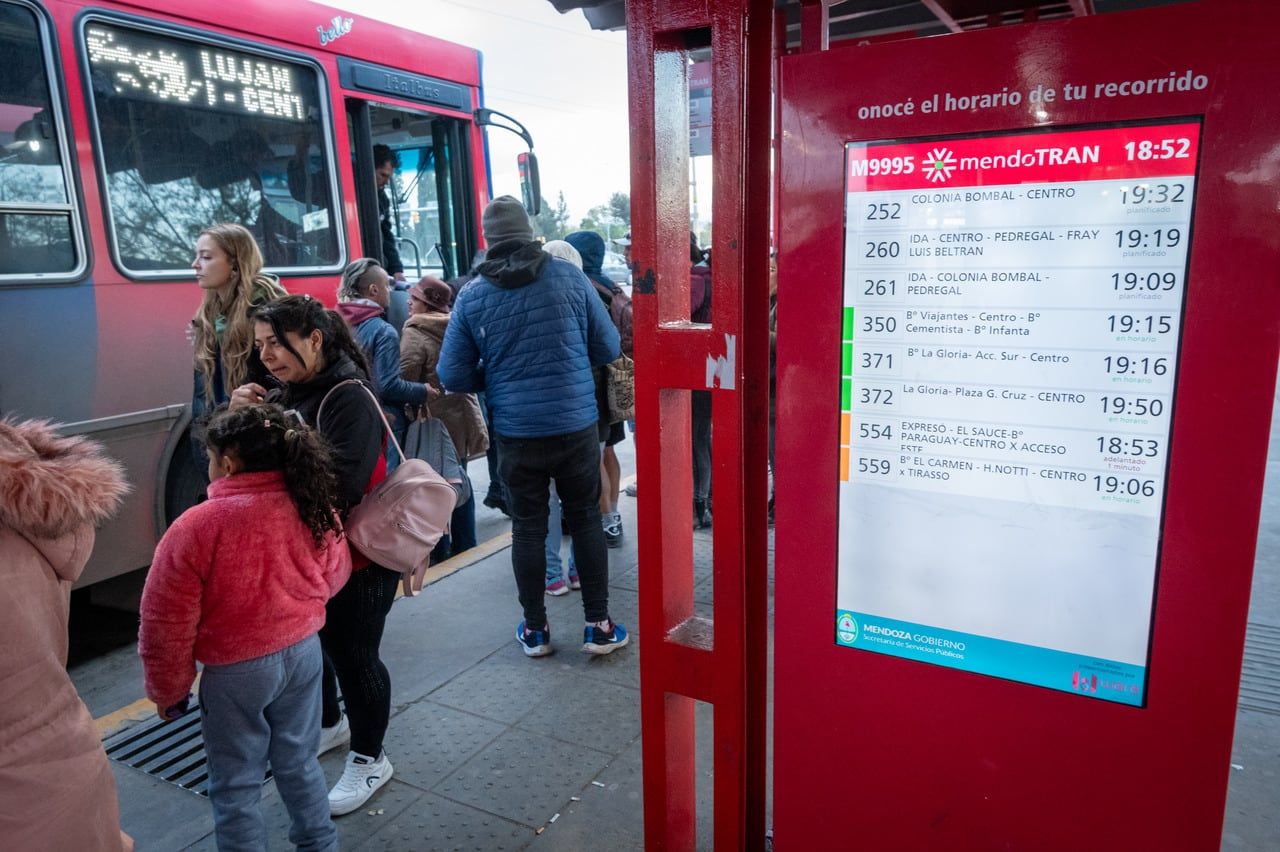 Este domingo el transporte público será gratuito para ir a votar en Mendoza. Foto: Ignacio Blanco / Los Andes

