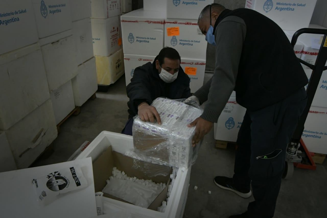 Llegaron 96 mil vacunas AstraZeneca a Mendoza -