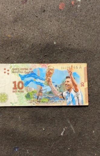 Un artista plástico pinta sobre billetes personajes icónicos de la historia y el entretenimiento