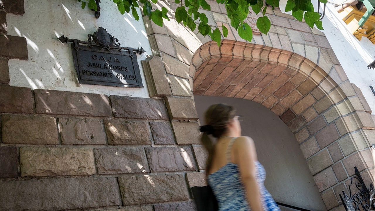 Circuito de CardonaLa municipalidad e Capital y familiares del artista Juan José Cardona proponen un recorrido por sus obras en distintos puntos del gran Mendoza Escudo tallado de la Caja de Jubilaciones y Pensiones, ubicado sobre el frente del edificio, en Av Rivadavia casi Patricias Mendocinas del año 1940 Foto: Ignacio Blanco / Los Andes