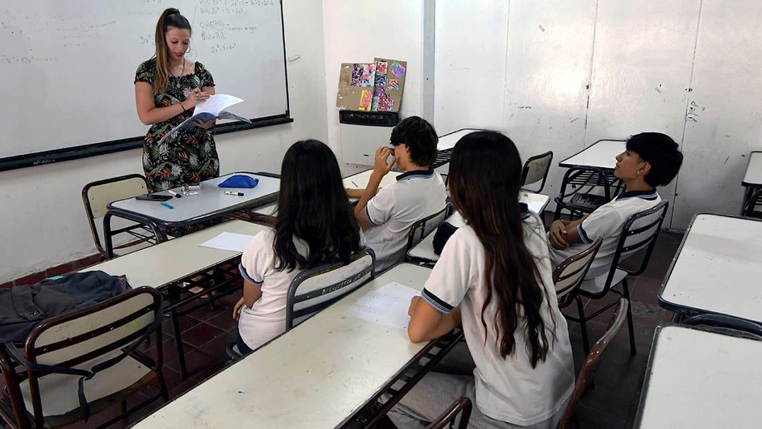 Unos15.000 y 20.000 alumnos mendocinos volvieron antes a las aulas para el ciclo lectivo 2023. 
Se trata de aquellos estudiantes que tienen materias pendientes y deberán asistir a la instancia de recuperación de saberes durante febrero, con la intención de promocionar y continuar de año
Escuela José Vicente Zapata , profesora Melisa del cuarto año, materia Matemáticas
Foto: Orlando Pelichotti