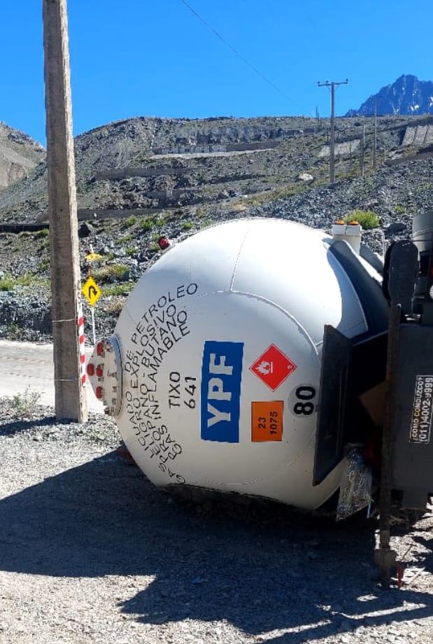 Volcó un camión de gas en Los Caracoles de Chile. Foto: Gendarmería Nacional