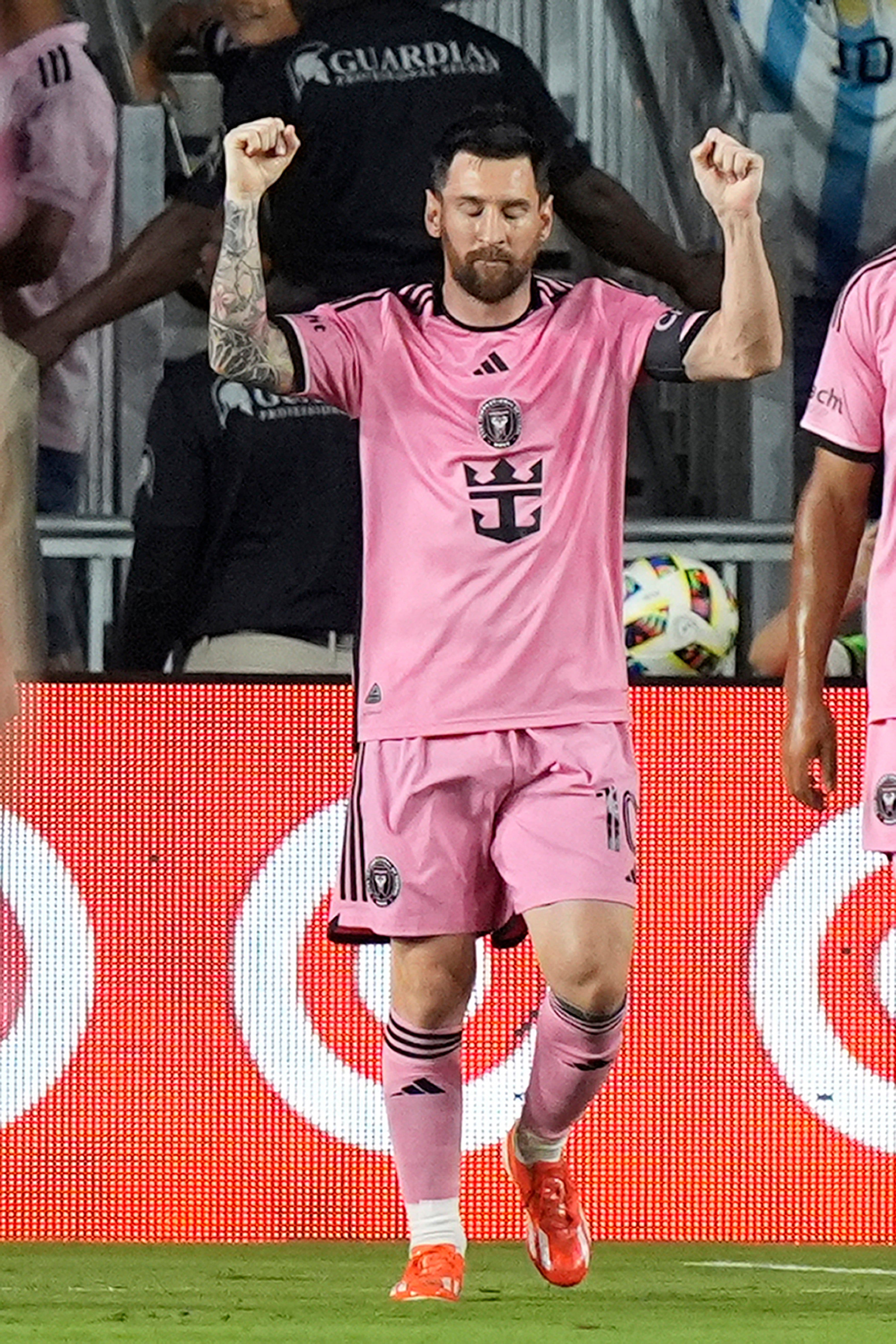 El argentino Lionel Messi, del Inter Miami, festeja tras convertir un penal ante Nashville en un partido de la MLS, disputado el sábado 20 de abril de 2024 (AP Foto/Marta Lavandier)