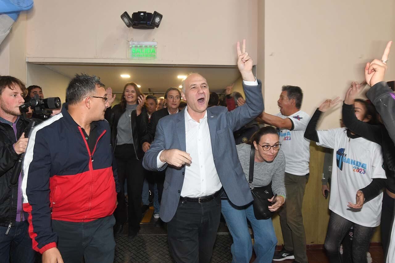 Cierre de campaña de Guillermo Carmona como precandidato a Gobernador y Lliana Paponet Vicegobernador de Mendoza por la lista 502 D del Partido Justicialista Carmona y Paponet estuvieron acompañados  por distintos precandidatos a intendentes  Foto: José Gutierrez / Los Andes