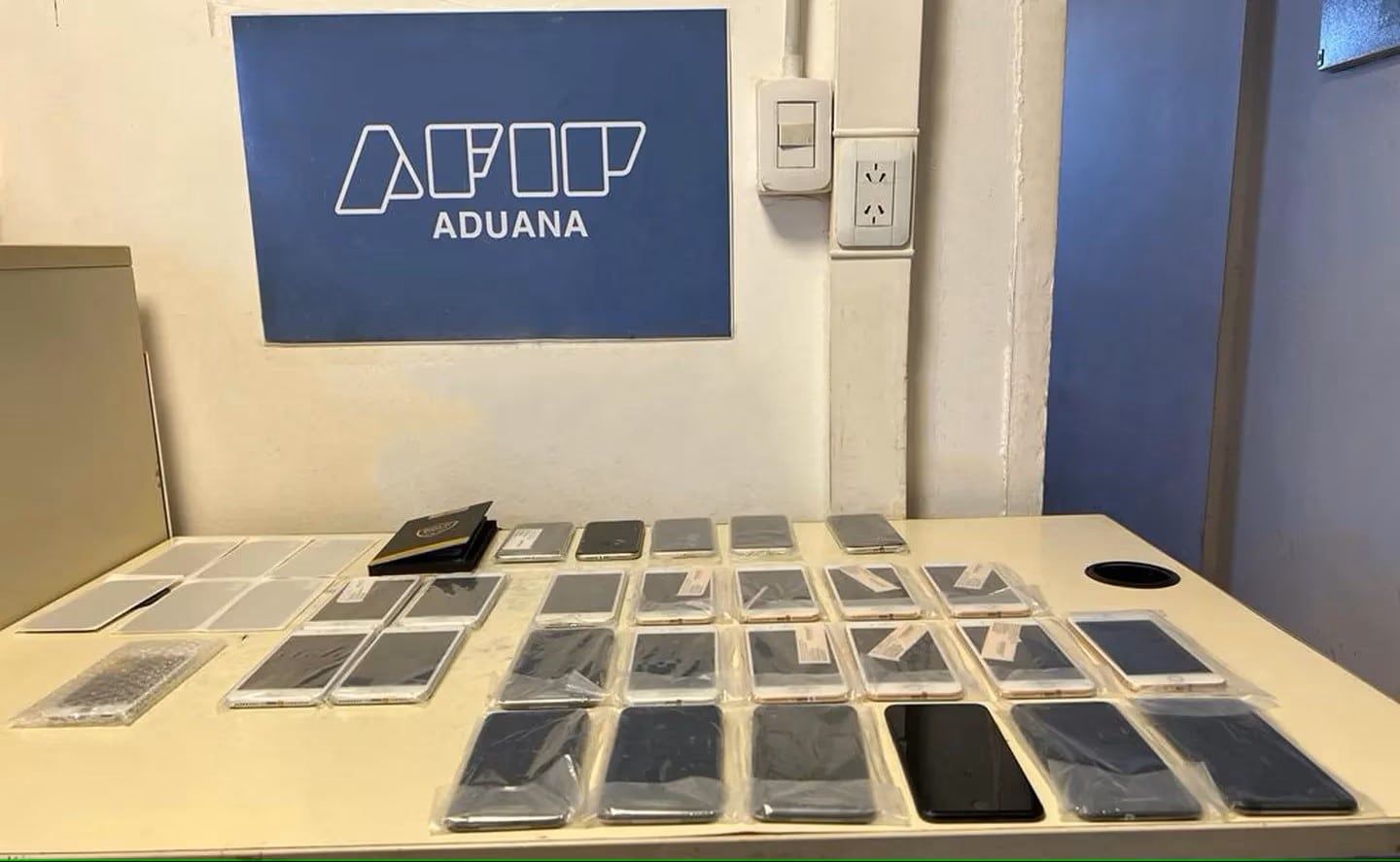 Entre sus ropas llevaba 26 iPhones para vender en Argentina.