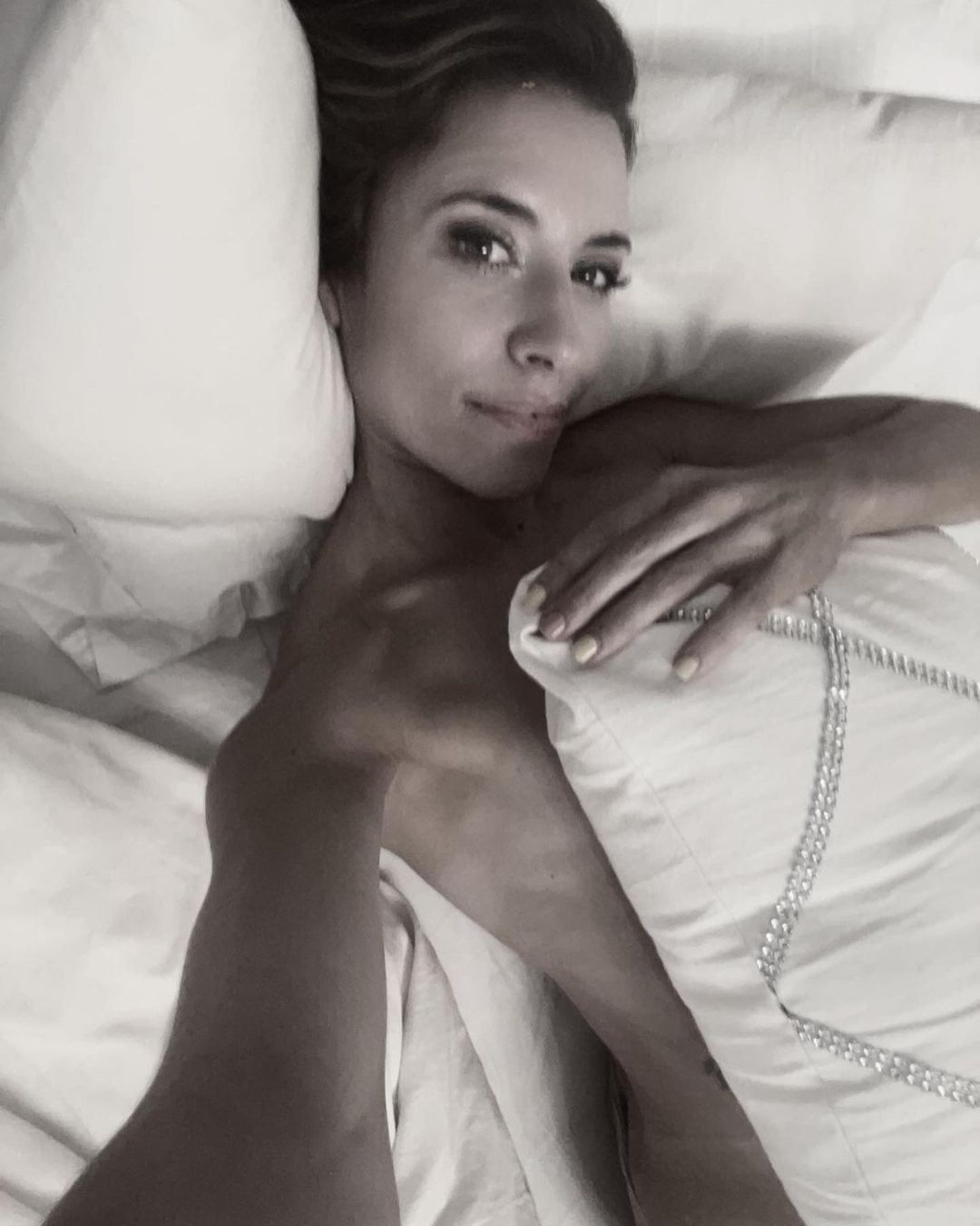 Mariana Brey posó sin ropa en la cama