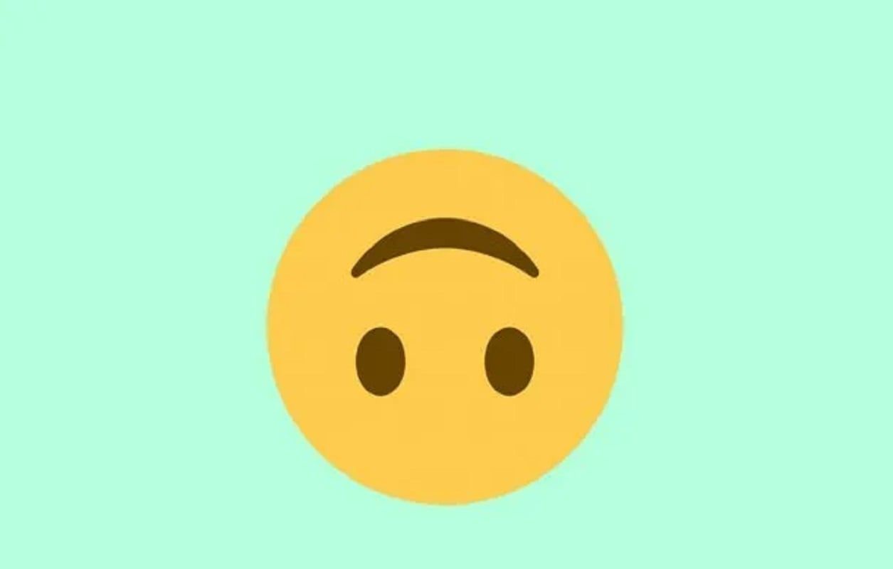 Esto significa el emoji de la carita al revés de WhatsApp.