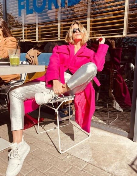 Mery combinó pantalón plateado con zapatillas blancas para armar un look de día.