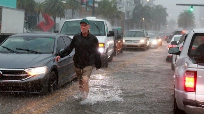 Una persona camina por una calle inundada el 12 de junio en Hallandale Beach, Florida. (Crédito: Joe Raedle/Getty)