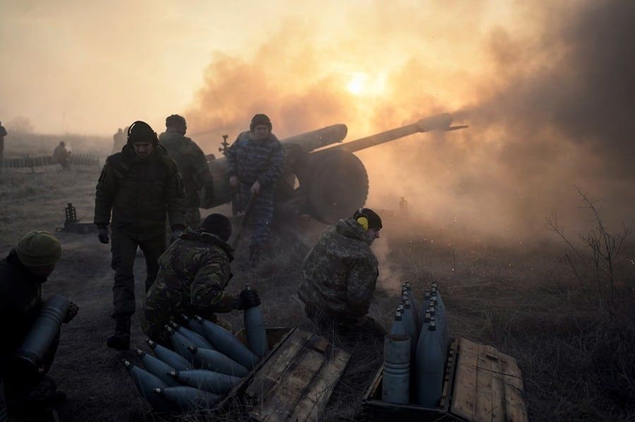 Imagen de archivo de militares ucranianos con un obús en la región de Donetsk. EFE/ Markiian Lyseiko