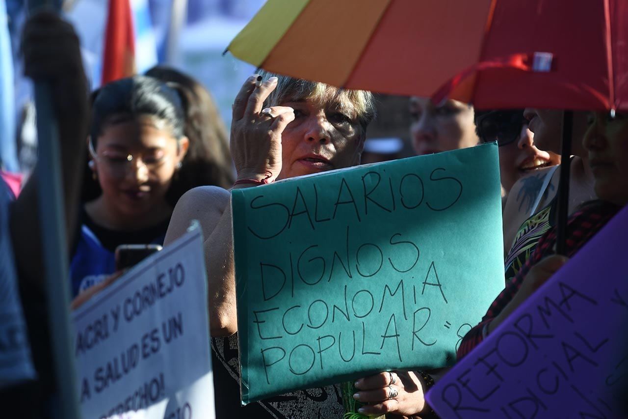 Marcha 8 M en conmemoración del día internacional de la mujer. Miles de mujeres caminaron por las calles de la Ciudad portando carteles, letreros, pancartas y banderas para hacer valer sus derechos  Foto:José Gutierrez / Los Andes 