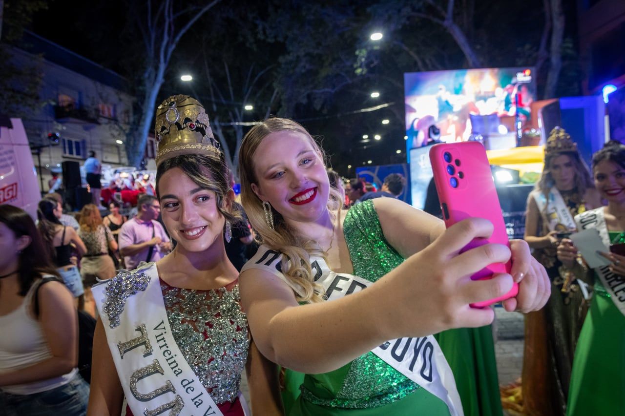 Vendimia 2024 Mendoza disfruta la Vía Blanca de las Reinas y las calles del centro se colmaron de colores El tradicional desfile nocturno inauguró el fin de semana vendimial. Una multitud acompaña a los carros de las representantes departamentales.  Foto: Ignacio Blanco / Los Andes  