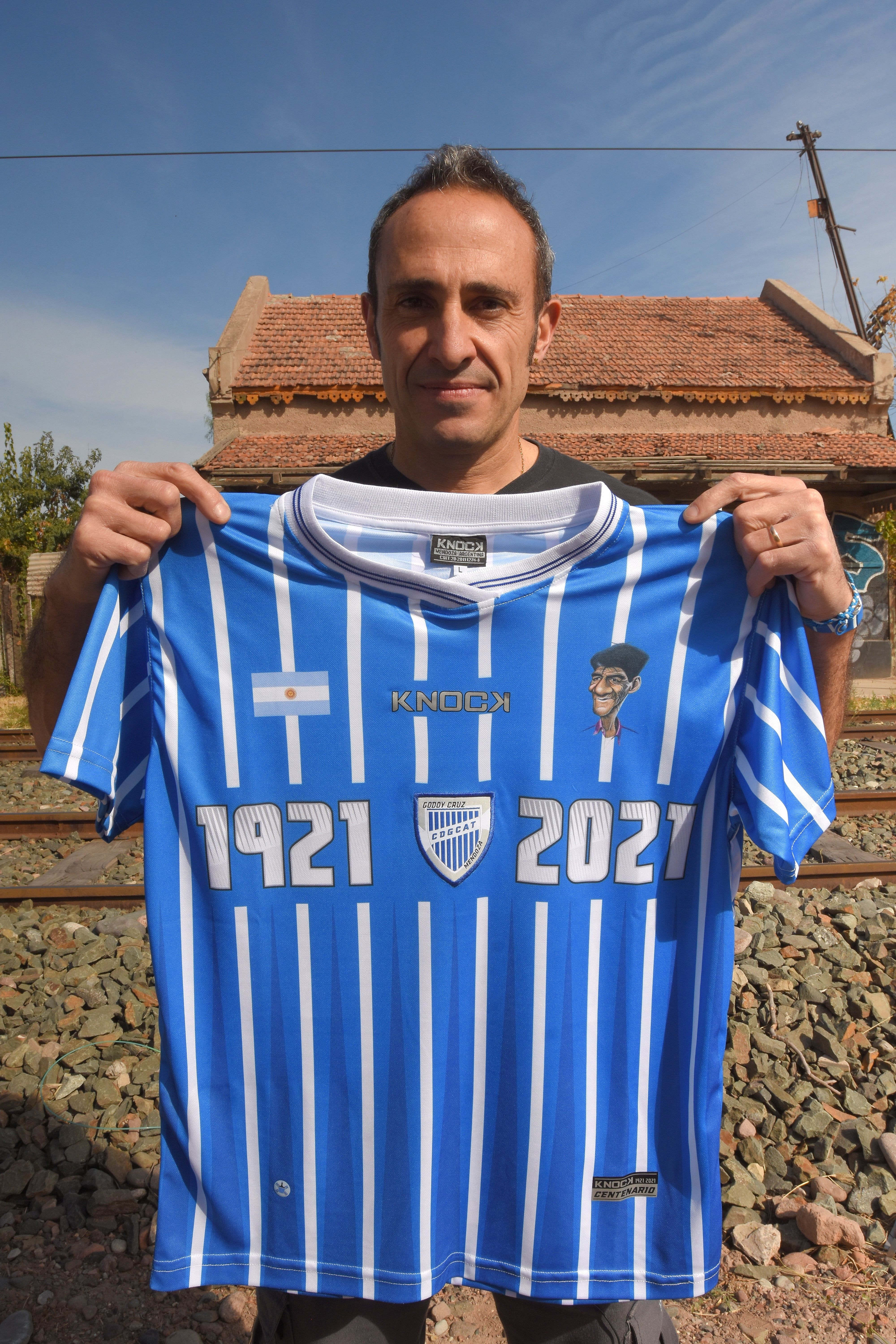 Migoz posa con la "piel del hincha del Tomba".