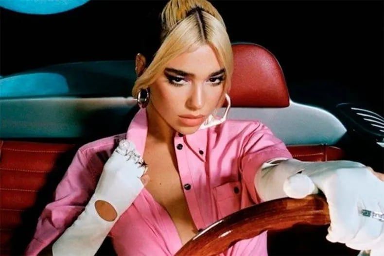 Dua Lipa será las dos versiones de la Barbie sirena.