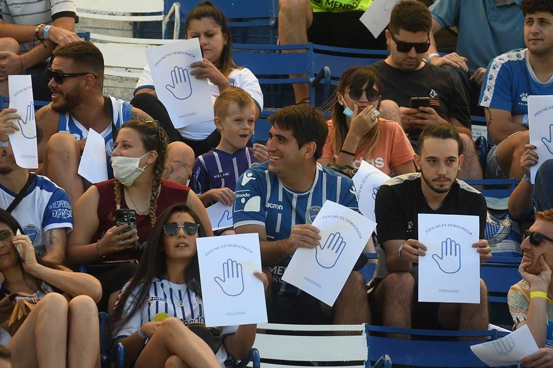 En las instalaciones del club Godoy Cruz Antonio Tomba, los socios participan de las elecciones para elegir nuevos dirigentes del club. Hinchas opositores a la lista azul y blanca en la tribuna techada del estadio