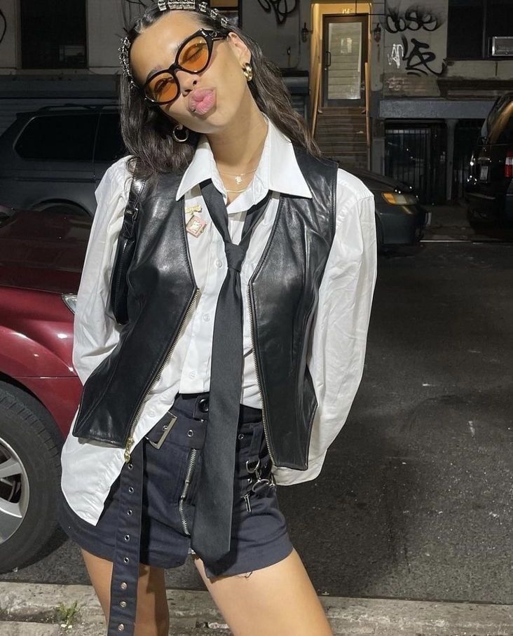 Corbatas como collar: la tendencia de este 2024