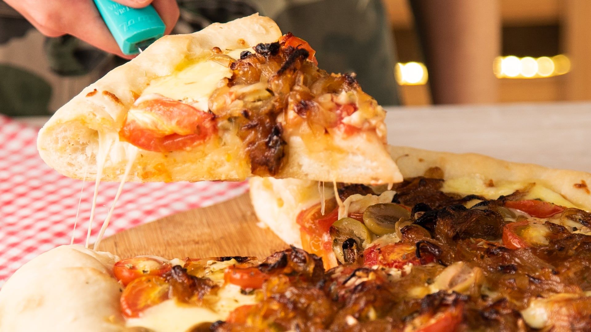 Receta, paso a paso, para una pizza de bordes rellenos de queso