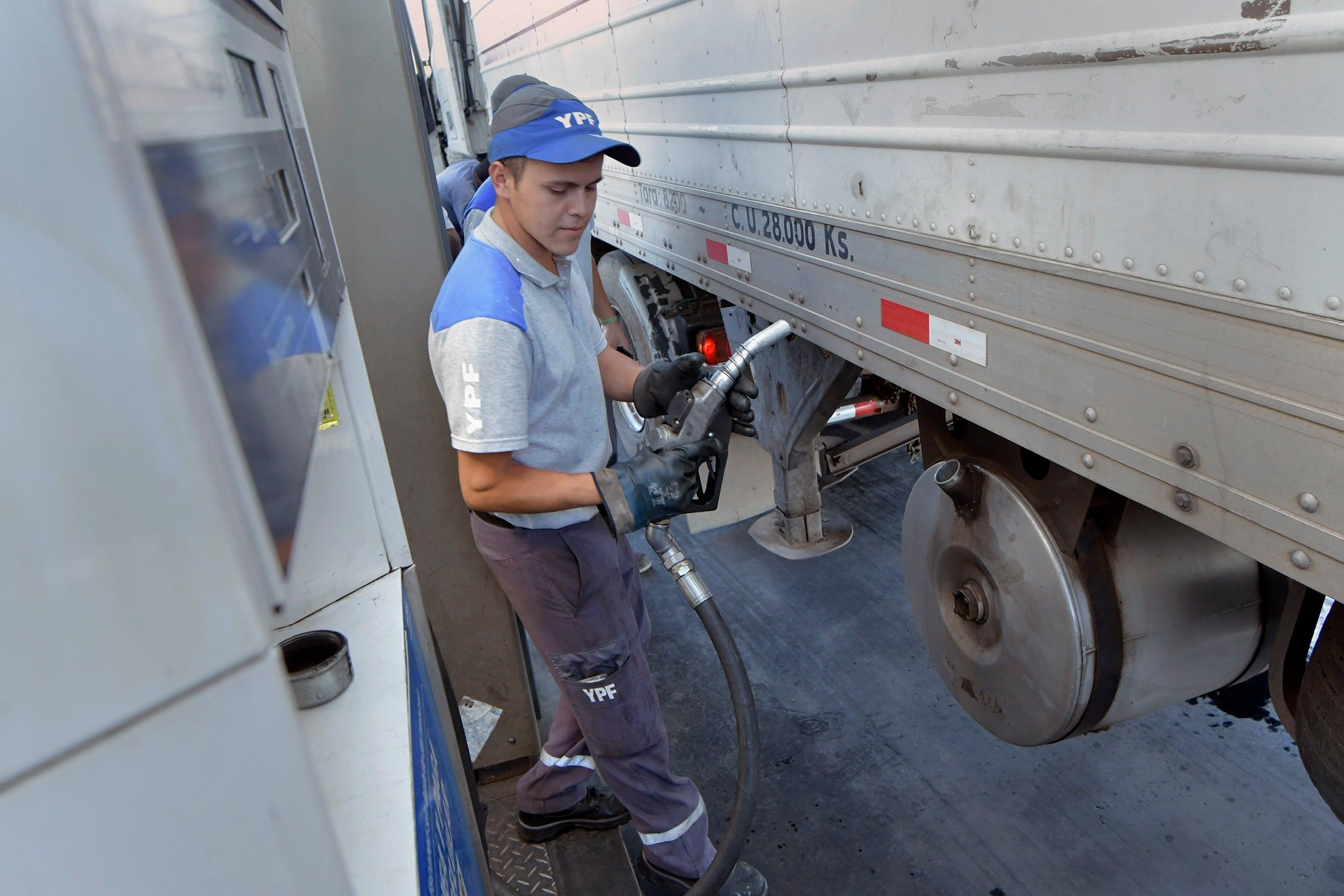 YPF va a sumar 150 millones de litros de gasoil importado antes de fin de mes, y 100 millones de litros durante la primera quincena de mayo. Foto: Orlando Pelichotti / Los Andes
