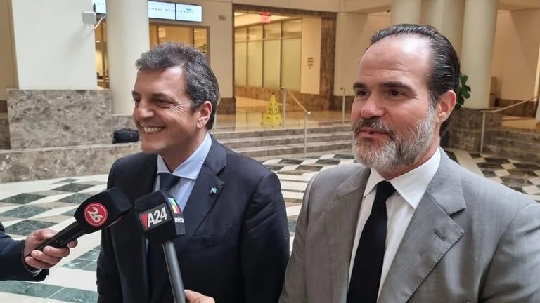 Sergio Massa junto a Mauricio Claver-Carone en el hall del edificio del BID en los Estados Unidos. Foto: Gentileza