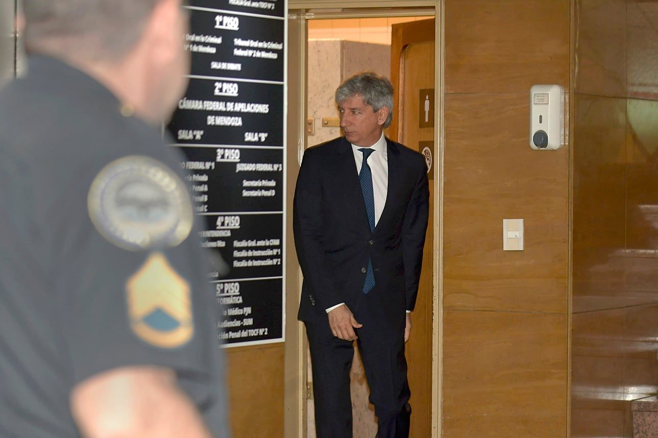 Walter Bento fue destituido como juez federal con competencia electoral; y el Tribunal Oral Federal II ordenó su detención. El Jurado de Enjuiciamiento de Magistrados de la Nación lo encontró culpable por mayoría al haber incurrido en causas de mal desempeño en sus funciones.Tribunales Federales esta jornadaFoto: Orlando Pelichotti