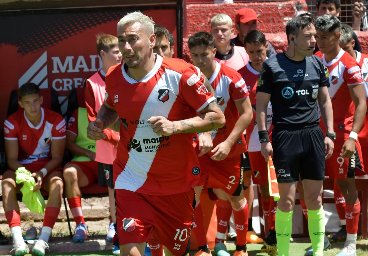 Incógnita. En el Cruzado, una de las grandes dudas es saber si el experimentado volante, Rubens Sambueza, estará en condiciones de estar en el once inicial o entre los convocados.  

Foto: Orlando Pelichotti