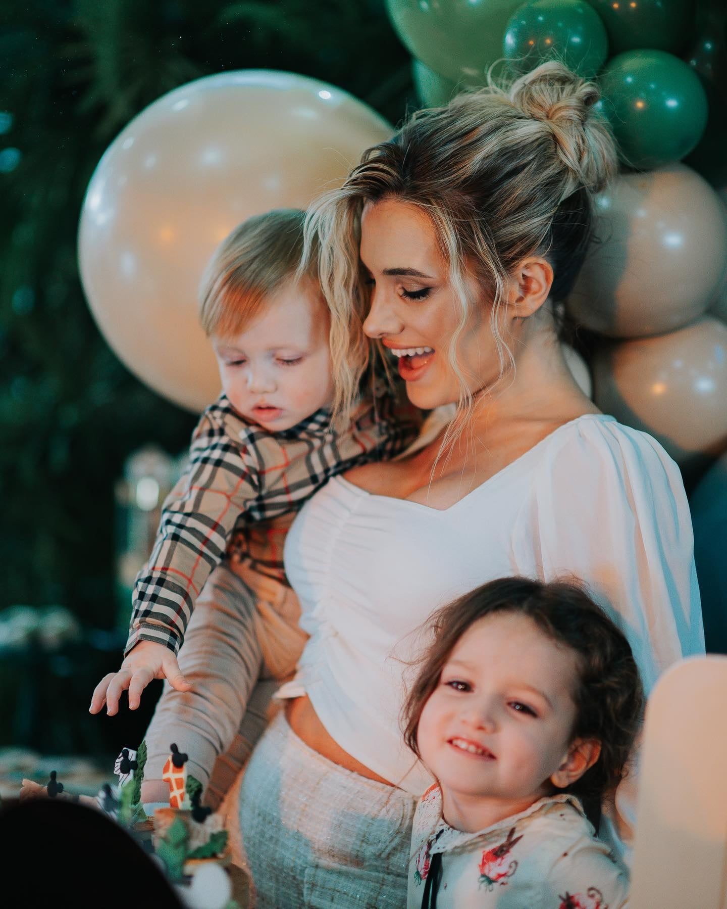 Camila Homs, con sus dos hijos