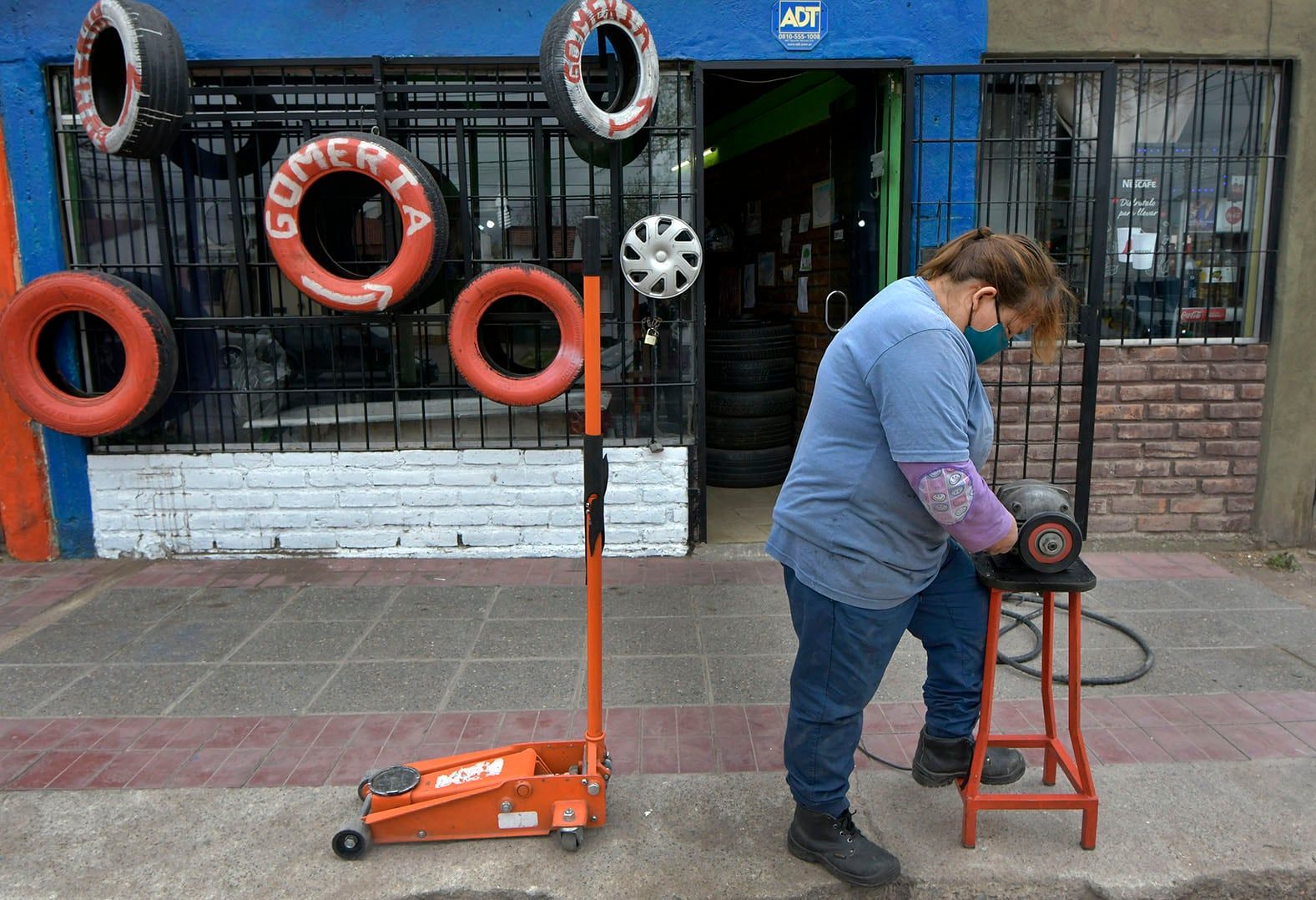 Con mucha honestidad, Rocío reconoce que trata de arreglar todas las cubiertas. "Están muy caras las nuevas", acota. Foto: Orlando Pelichotti