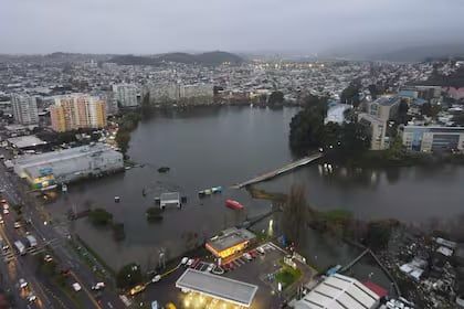 El sistema frontal de lluvias que desde la víspera afecta a gran parte de Chile dejó hasta el sábado más de 1.300 personas afectadas. Gentileza: La Nación.