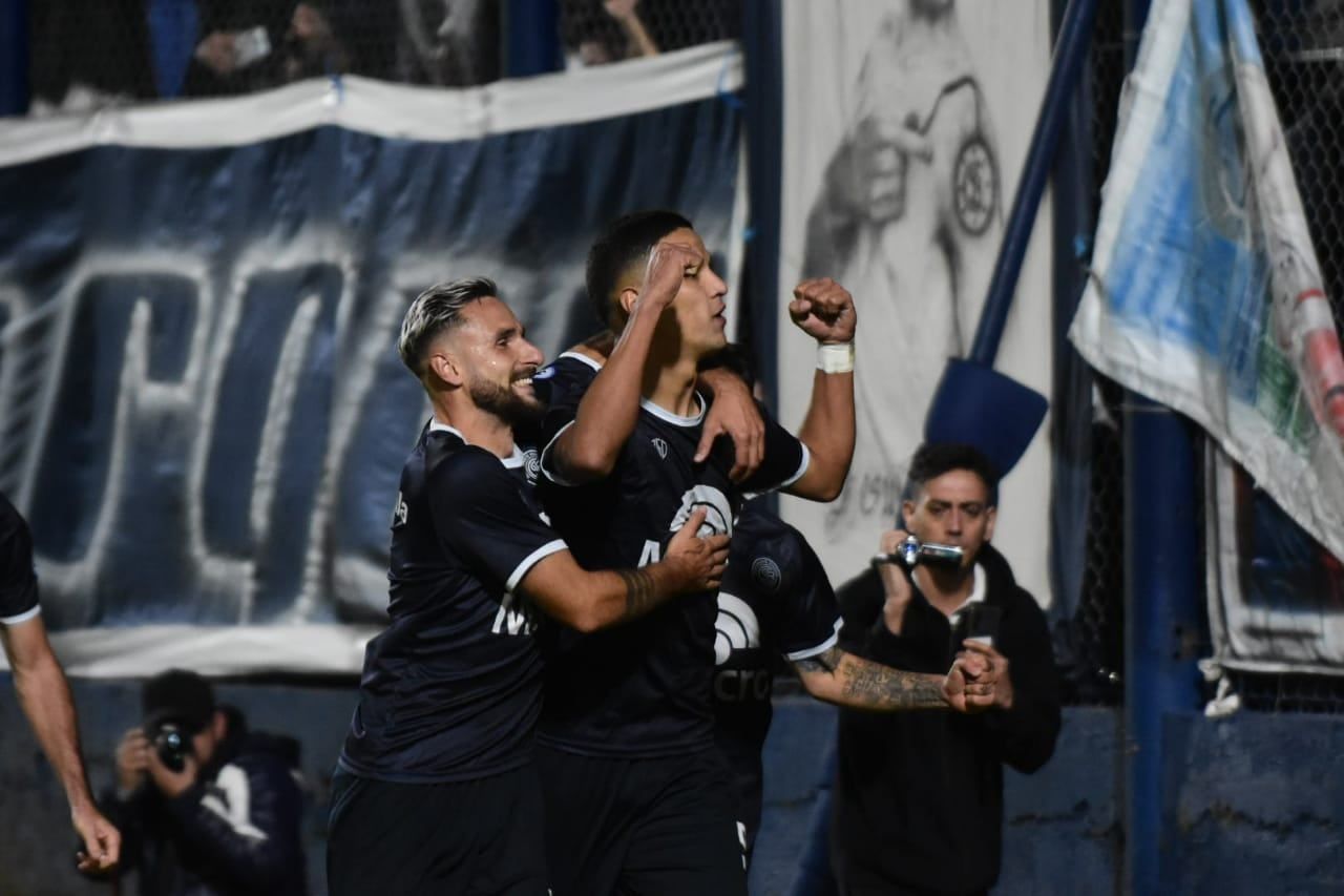 Por la 13° fecha de la Primera Nacional, Independiente Rivadavia recibe a Estudiantes de Caseros. / Mariana Villa (Los Andes).