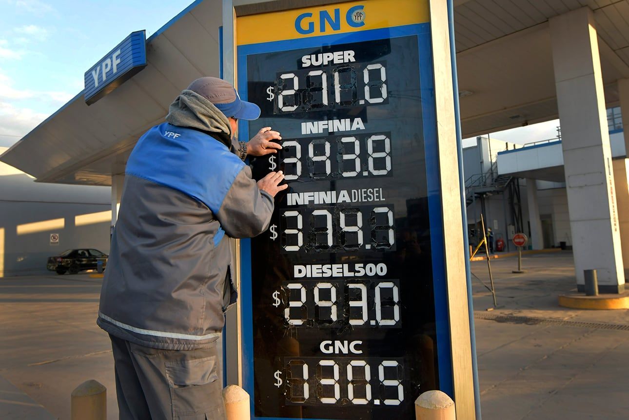  Las estaciones de servicio YPF aumentaron este viernes un 12,5% promedio el precio de sus combustibles.  Foto: Orlando Pelichotti  