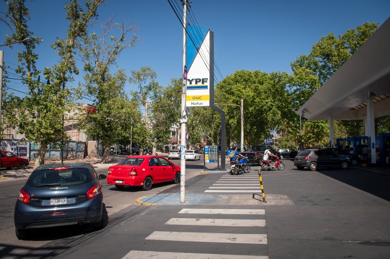  Largas filas de vehículos se formaron en las estaciones de servicio debido a la posibilidad de un inminente aumento en el precio de los combustibles. Foto: Ignacio Blanco / Los Andes
