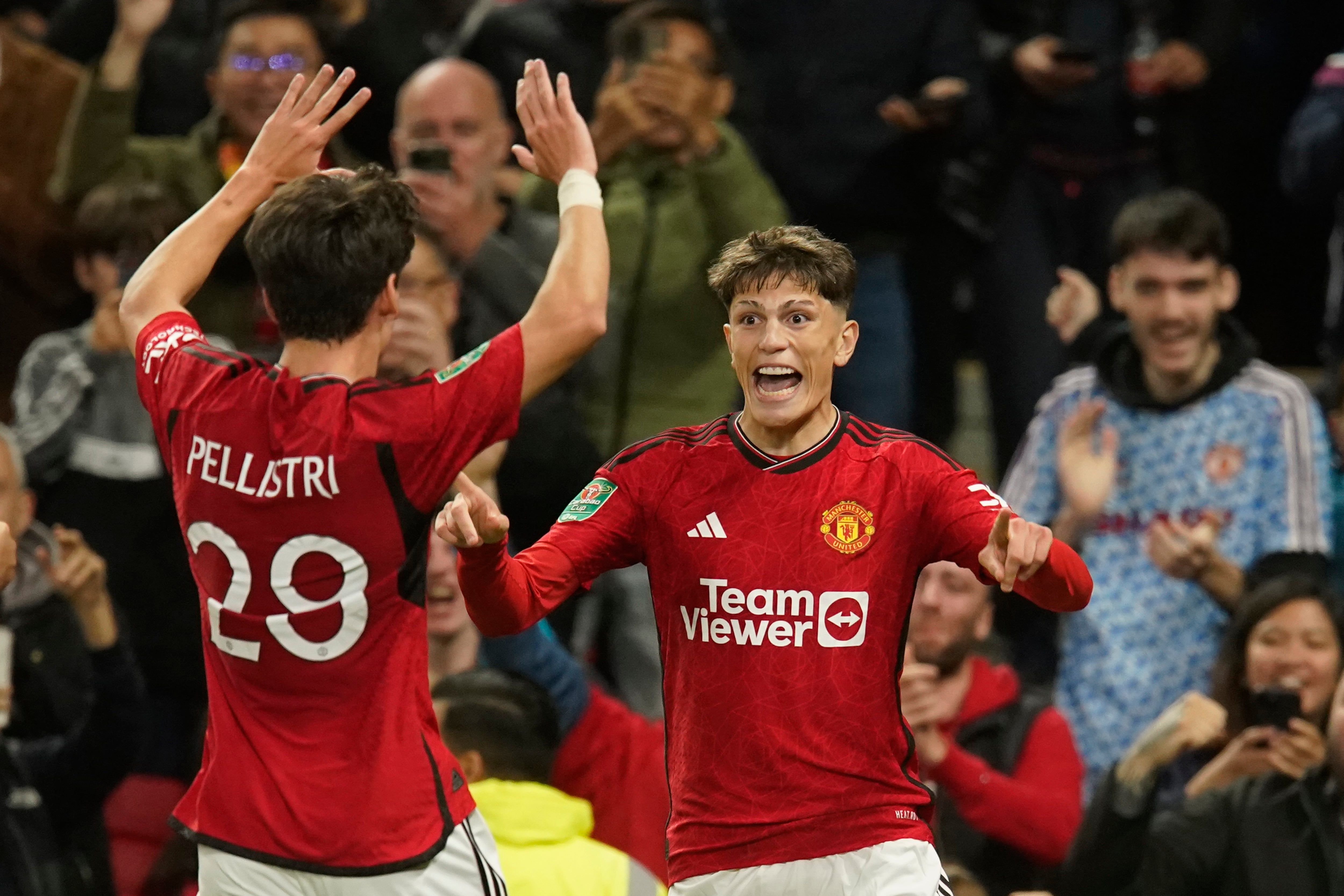 El argentino Alejandro Garnacho del Manchester United (derecha) celebra junto al uruguayo Facundo Pellistri (izquierda) luego de anotar un gol durante el partido ante el Crystal Palace en la 3ra ronda de la Copa de la Liga, en Old Trafford, Manchester, Inglaterra. Martes 26 de septiembre de 2023. (AP Foto/Dave Thompson)