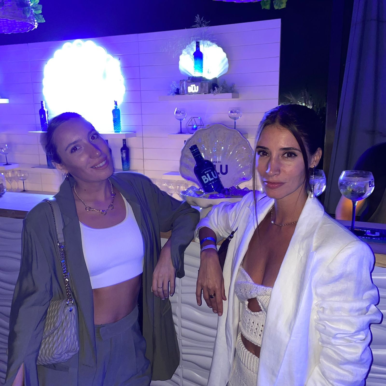 Evento Spirito Blu A la derecha, Agustina Cordova y su acompañante.