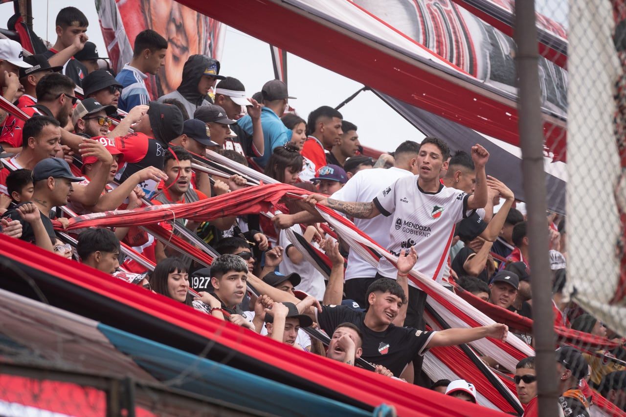 El Deportivo Maipú le ganó a Estudiantes de Buenos Aires por la Zona B fecha 29 de la Primera Nacional con un doblete de Ezequiel Almirón y sigue a tiro del líder Chacarita Juniors  Foto: Ignacio Blanco / Los Andes  