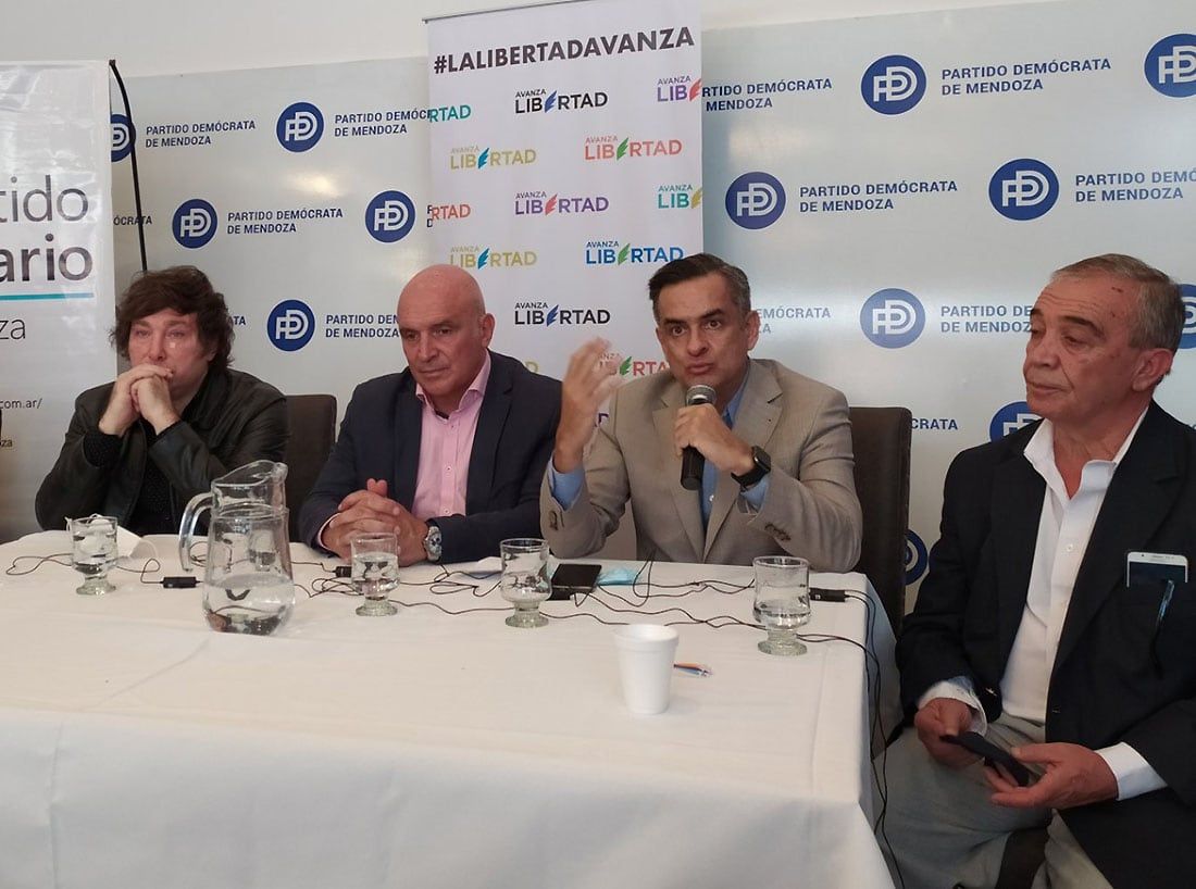 El PD abrirá su boleta a candidatos liberales de Espert y del Mendoexit. Milei, Espert, Rosales y el presidente del PD Ajo.