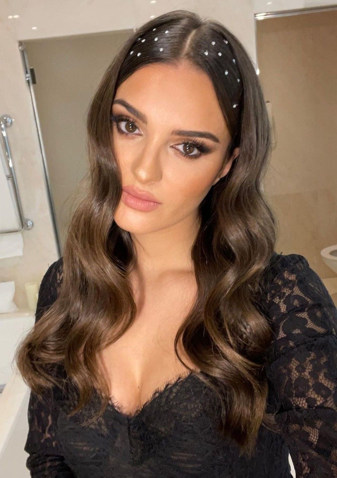 Los brillitos pasaron de estar solo debajo de los ojos, a usarle en el pelo, la frente, en todo el párpado, en las cejas, y en el cuero cabelludo.