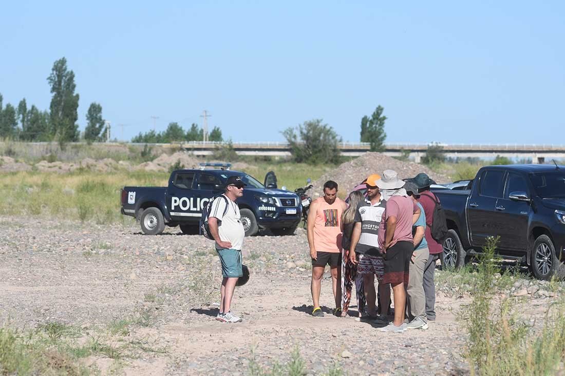 Familiares y amigos realizaron un rastrillaje y encontraron el cuerpo sin vida del carpintero de Palimira Sergio Lobos, que era buscado hace una semana, el cuerpo estaba en el río Mendoza al sur de la Ruta 60, a unos 300 metros de la ruta. Foto: José Gutierrez / Los Andes