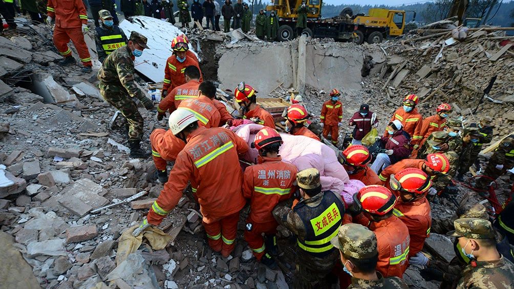 “Las operaciones de rescate continúan y está en curso una investigación para determinar las causas del drama”.