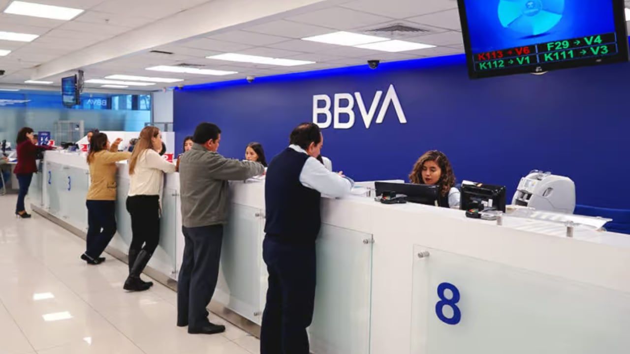 La entidad financiera precisó que la búsqueda laboral puede ser orientada a cajeros rotativos, cajeros fijos en sucursal, contrato a plazo fijo con BBVA o contrato por tiempo indeterminado en Zona Mendoza.
. Foto: Gentileza.