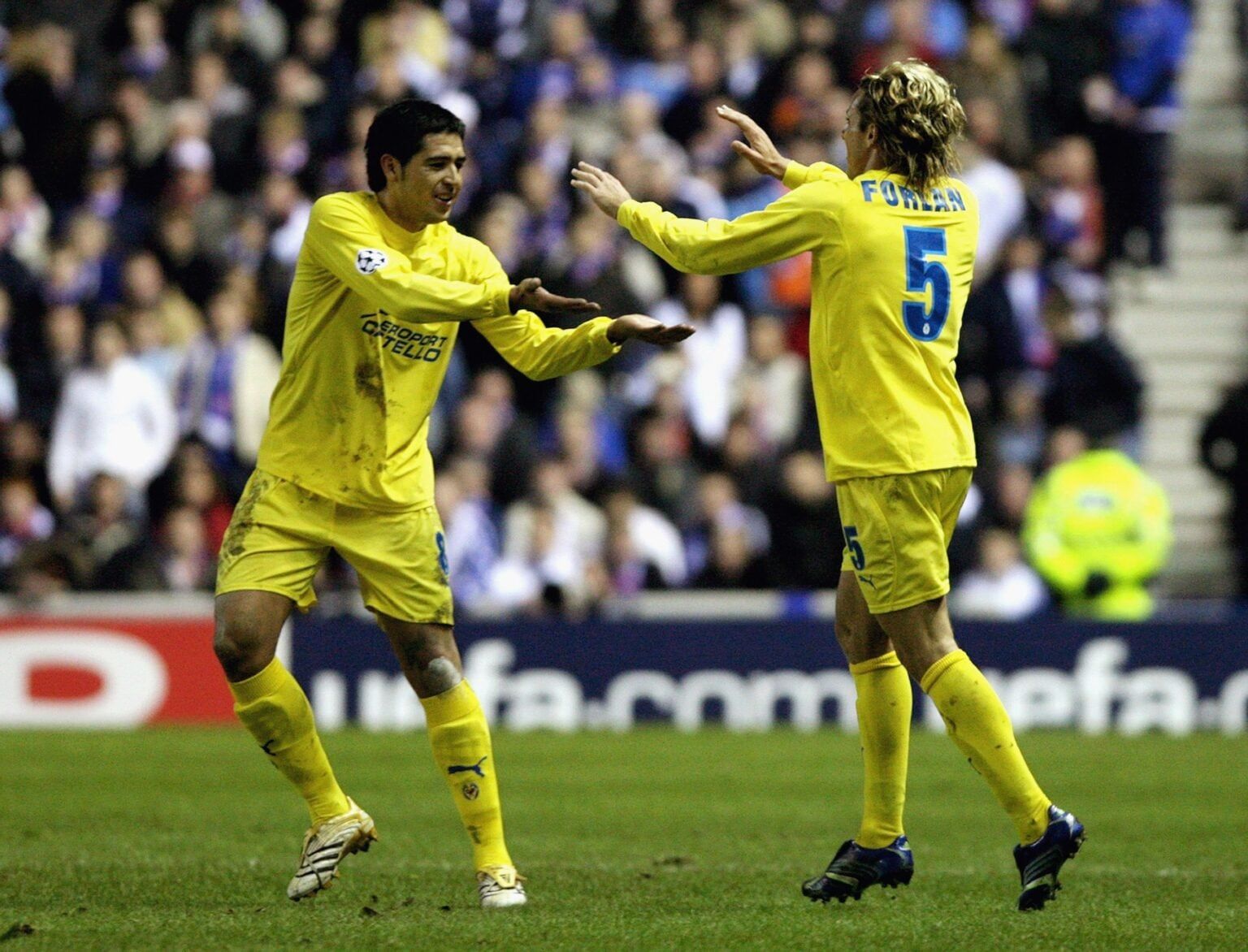 GLASGOW, UNITED KINGDOM - FEBRUARY 22: Diego Forlan and Riquelme of Villarreal celebrate after scoring during the UEFA Champions League match between Rangers and Villarreal at Ibrox Stadium on February 22, 2006,Glasgow in Scotland. (Photo by Jeff J Mitchell/Getty Images)