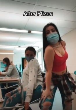 Una joven en TikTok aseguró que sus pechos crecieron tras vacunarse. Es falso.