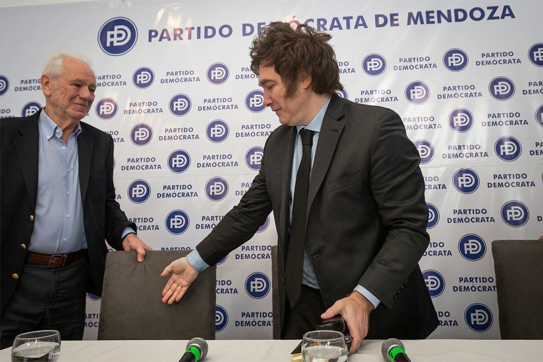 El diputado nacional Javier Milei visitó Mendoza en marzo y se reunió en la sede del Partido Demócrata para hablar sobre la inflación y su campaña de “dolarización”.

Foto: Ignacio Blanco / Los Andes  