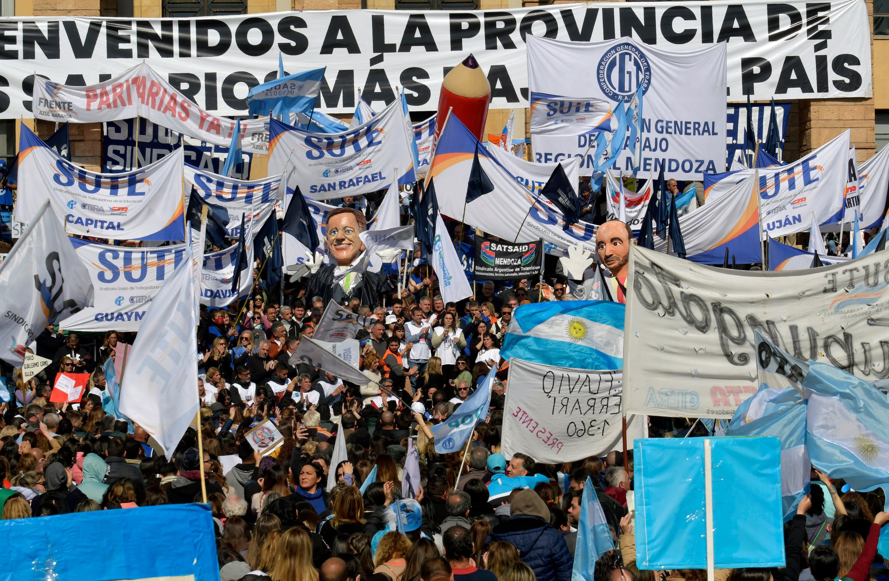 Masivo paro de docentes el año pasado
Foto: Orlando Pelichotti/ Los Andes